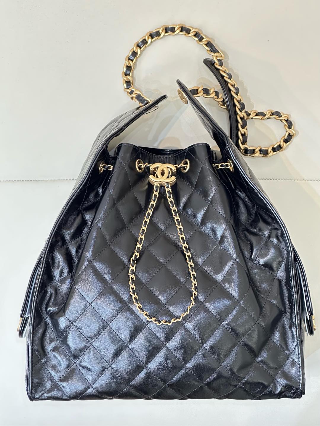 CHANEL 25C早春 マルチポケット Hobo 純正レザー ボール型シボ牛革 ラージ ラフでリラックスした雰囲気