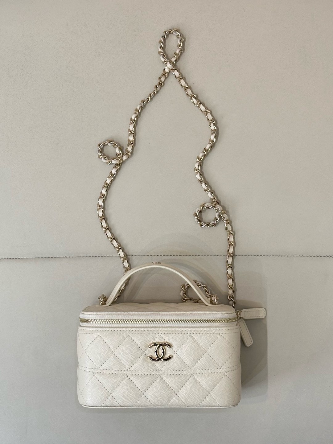 CHANEL 25C vanity case, format boîte carrée, cuir de veau grainé, fermoir doré clair, logo double C, matelassé, chic et polyvalent, boîte raffinée - qualité supérieure