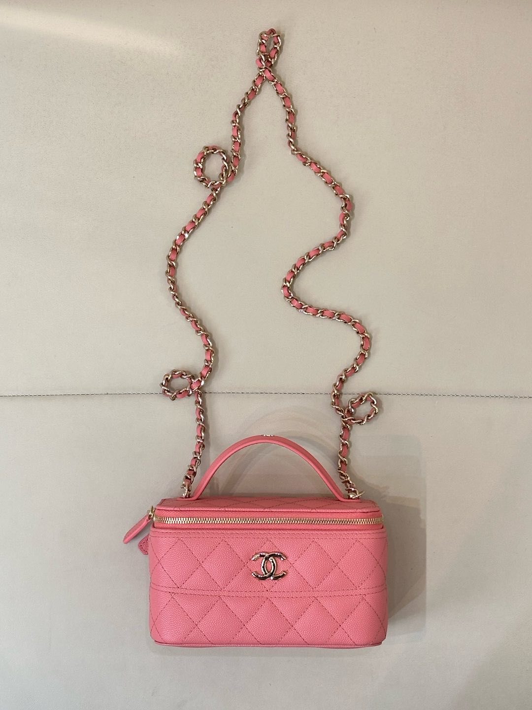 CHANEL 25C vanity case, format boîte carrée, cuir de veau grainé, fermoir doré clair, logo double C, matelassé, chic et polyvalent, boîte raffinée - qualité supérieure