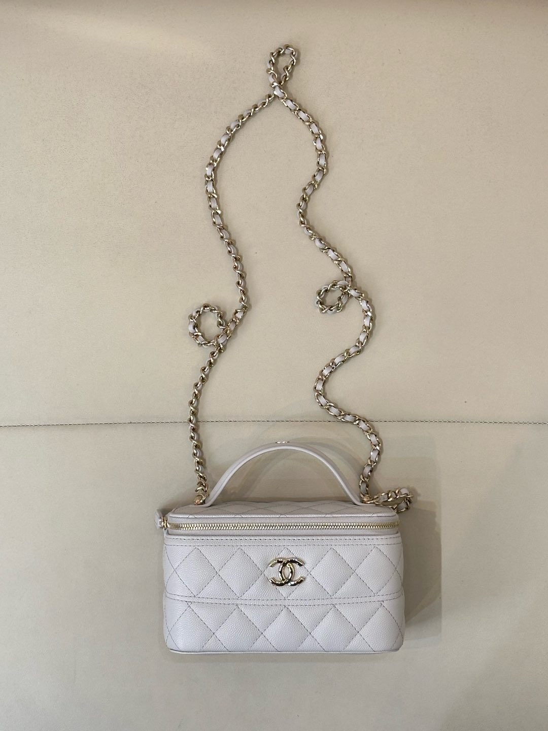CHANEL 25C Vanity Case Sac Boîte Forme Carrée Cuir de Veau Grainé Fermoir Doré Clair Logo Double C Matelassé Chic et Polyvalent Sac Boîte Raffiné - Qualité Supérieure