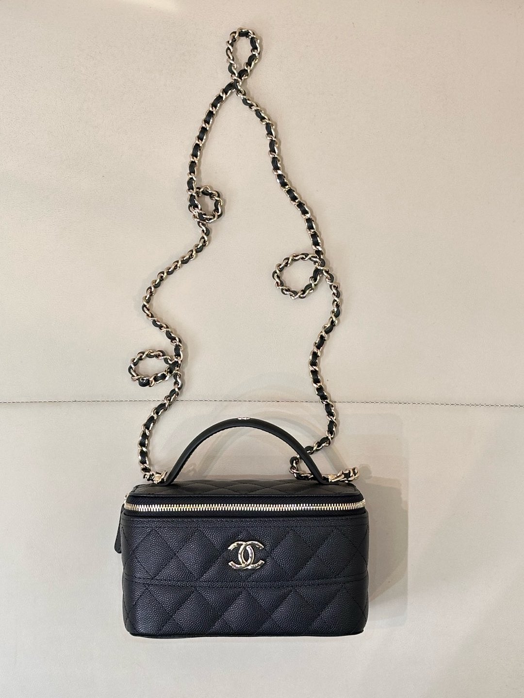 CHANEL 25C Vanity Case Sac boîte carré Cuir de veau grainé Fermoir doré clair Logo double C Matelassé Chic et polyvalent Sac boîte raffiné - Qualité supérieure