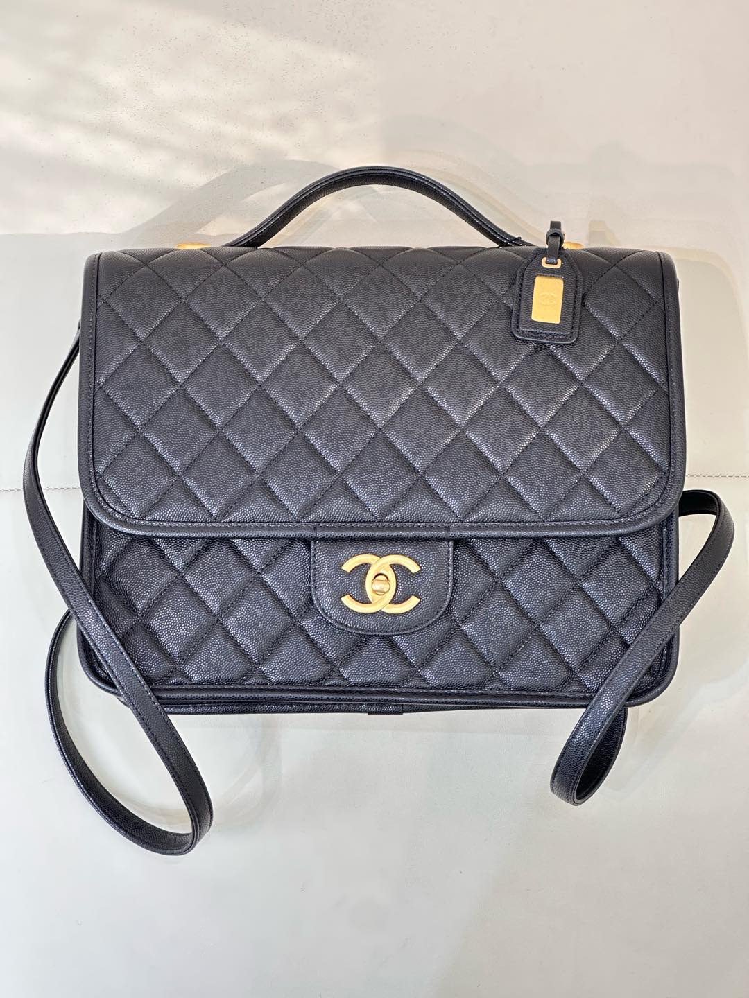 CHANEL 샤넬 22K 에나멜 가죽 백팩 달콤하고 시크한 레트로 C포지션 담당 대형 쇼 아이템 구채널 명품 - 최상급 품질