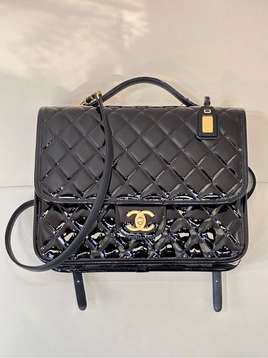 CHANEL 샤넬 22K 에나멜 가죽 백팩 스위트 쿨 레트로 C포지션 담당 대쇼 모델 구채널 명품-최상급 품질