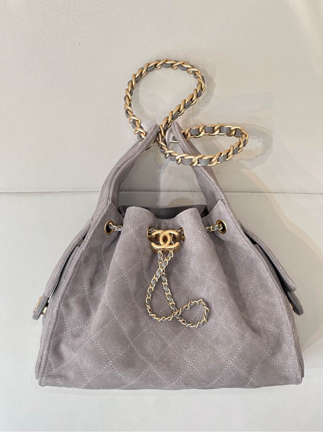 CHANEL 25C早春 マルチポケット Hobo 純正レザー ボール型シボ牛革 ミディアム カジュアルでリラックス感