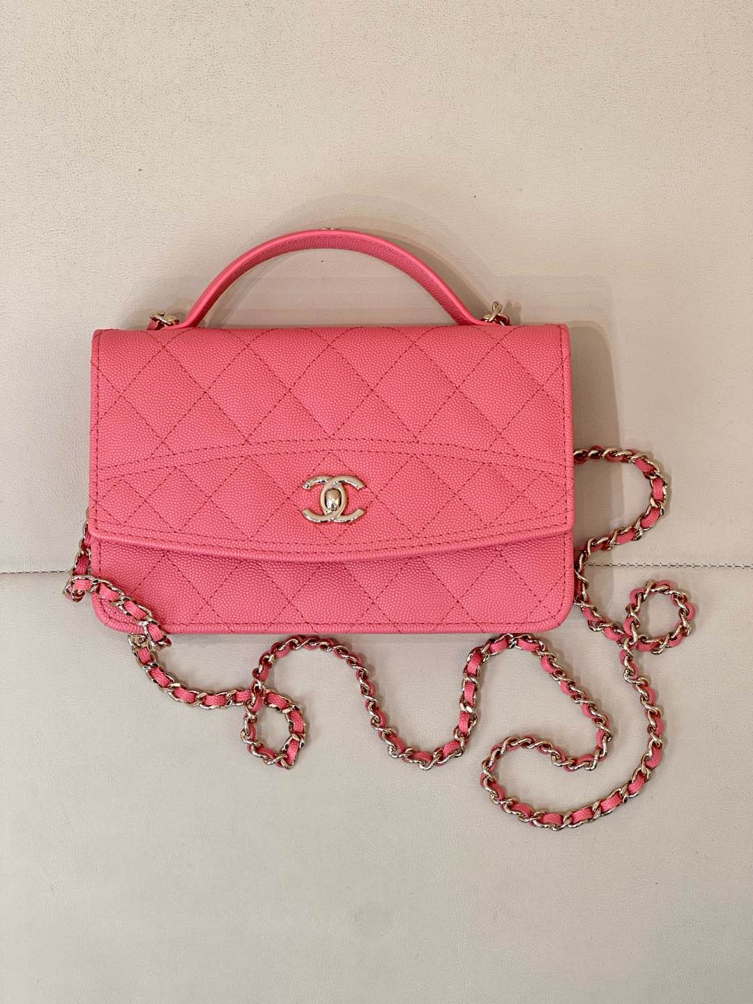 CHANEL Сумка WOC на цепочке 25C с изогнутым клапаном, ручкой, зернистой телячьей кожей, логотипом двойной C, ромбовидным стеганым узором, винтажный премиум-класс, изысканная элегантность, универсальность, подиумная модель — высшее качество