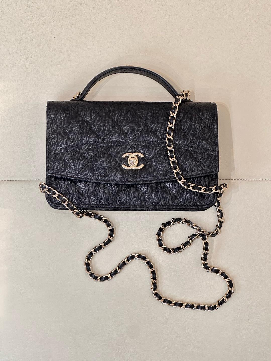 CHANEL Сумка WOC на цепочке 25C с изогнутым клапаном, ручкой, зернистой телячьей кожей, логотипом двойной C, ромбовидным стеганым узором, винтажный премиум-класс, изысканная элегантность, универсальность, подиумная модель — высшее качество