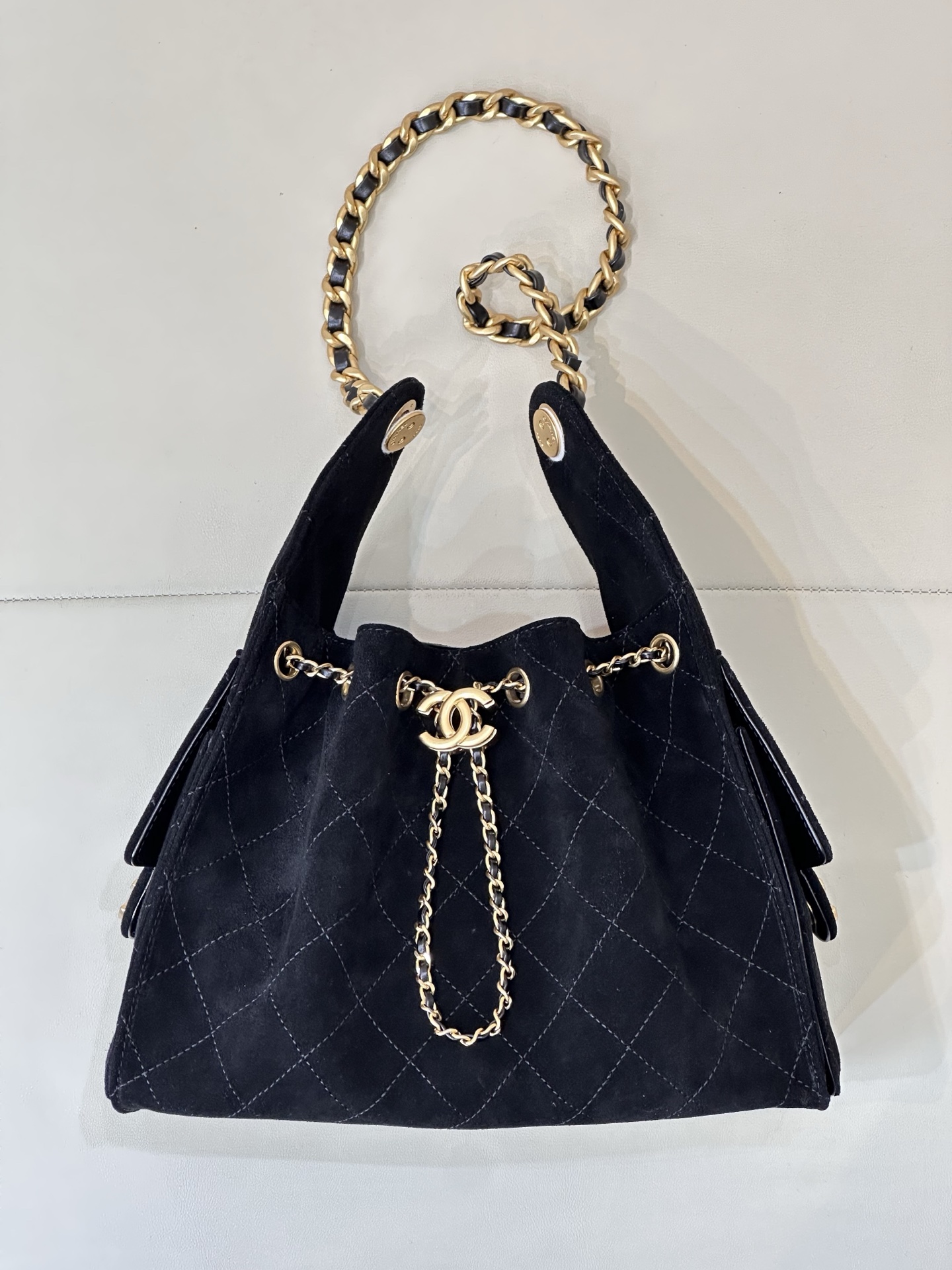 CHANEL 25C早春 マルチポケット Hobo 正規品レザー ボール型エンボスカウハイド ミディアム カジュアルでリラックス感
