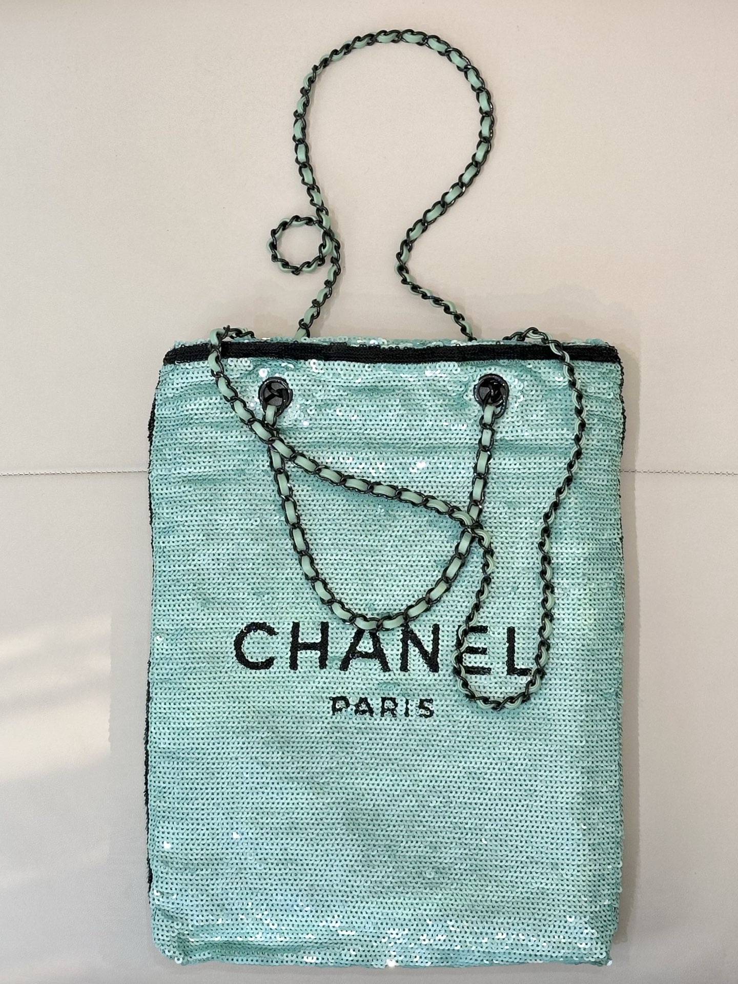 CHANEL 24S スパンコールトートバッグ 真珠のような輝き キラキラ輝く 2本のショルダーストラップ 多彩な持ち方 イブニングバッグ シープスキン裏地 低彩度 万能 コレクターズアイテム-トップクオリティ