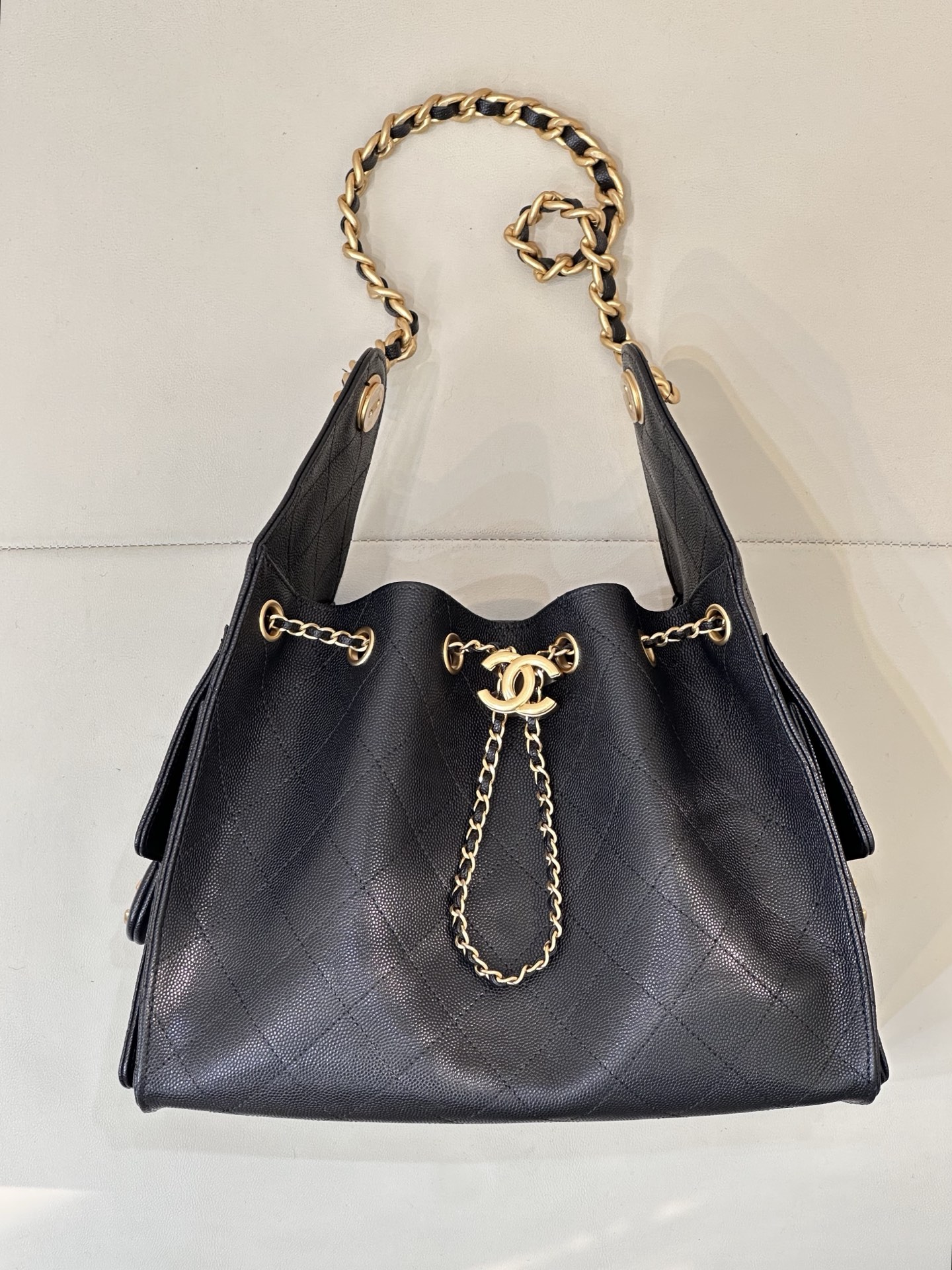 CHANEL 25C早春 マルチポケット Hobo 正規品レザー ボール型エンボスカウハイド ミディアム カジュアルでリラックス感