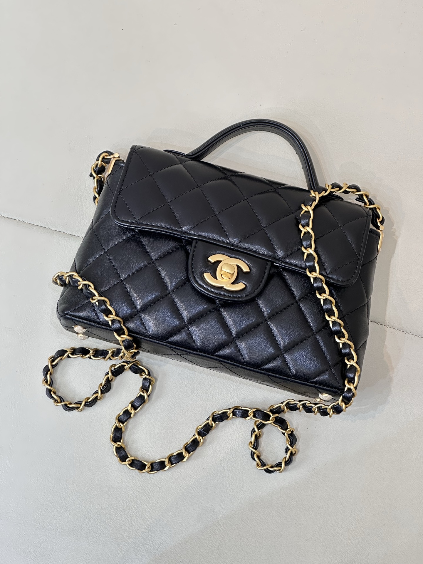 CHANEL Sac à rabat avec poignée 25P, rabat à poignée, agneau, logo double C, style vintage et luxueux, modèle de défilé, chaîne épaule et bandoulière, petite taille - qualité supérieure