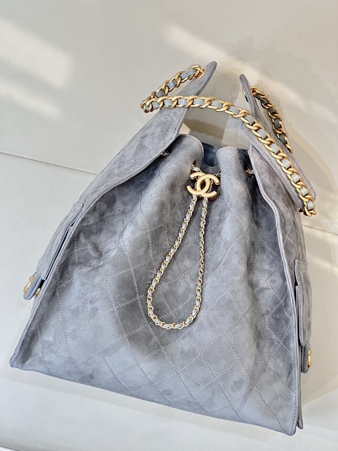 CHANEL 25C早春 マルチポケット Hobo 純正レザー ボール型シボ牛革 ミディアム カジュアルでリラックス感