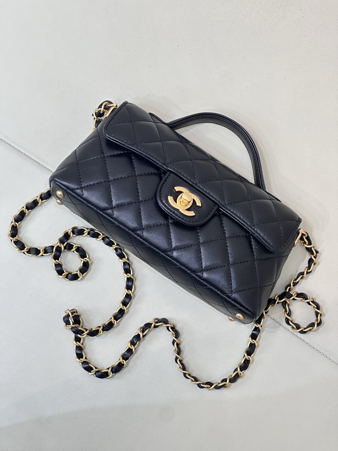 CHANEL 25P Sac à poignée format horizontal, rabat, fermoir double C, agneau, chaîne, double mode commutable, trajet domicile-travail, streetwear, modèle défilé - qualité supérieure