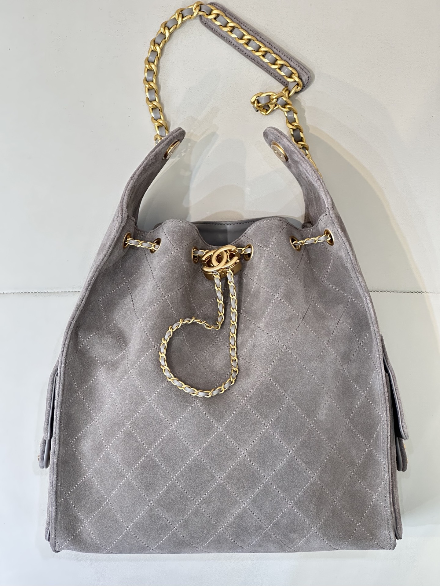 CHANEL 25C早春 マルチポケット Hobo 純正レザー ボール型シボ牛革 ミディアム カジュアルでリラックス感