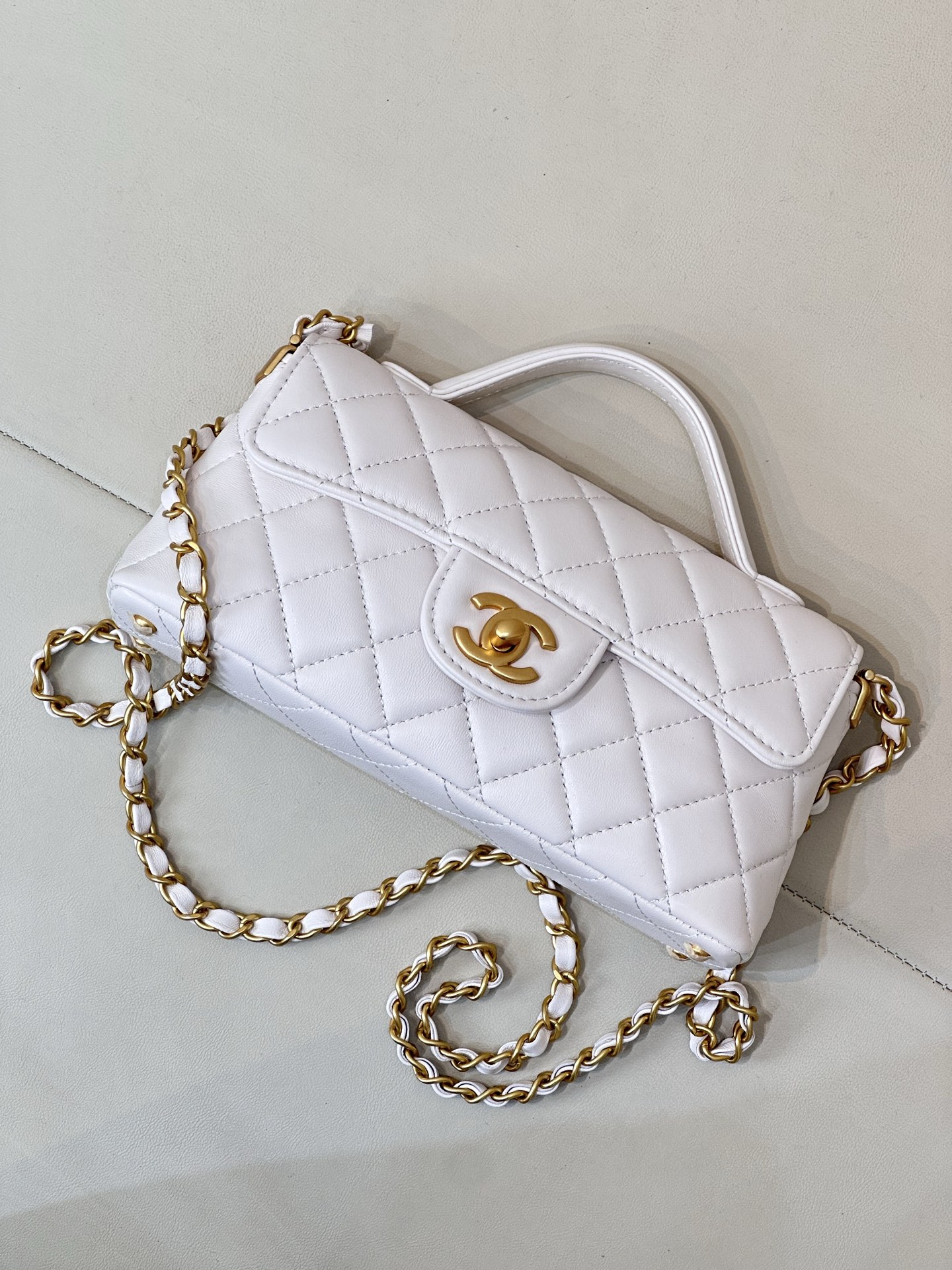 CHANEL 25P Sac à poignée format horizontal, rabat, fermoir double C, agneau, chaîne, double mode commutable, trajet domicile-travail, street style, modèle défilé - qualité supérieure