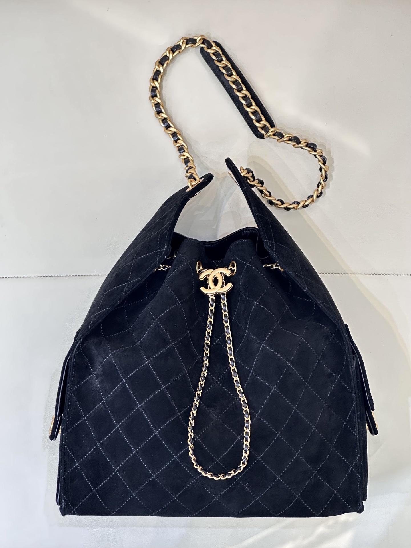 CHANEL 25C早春 マルチポケット Hobo 純正レザー ボール型エンボスカウハイド ラージ カジュアルでリラックスした雰囲気