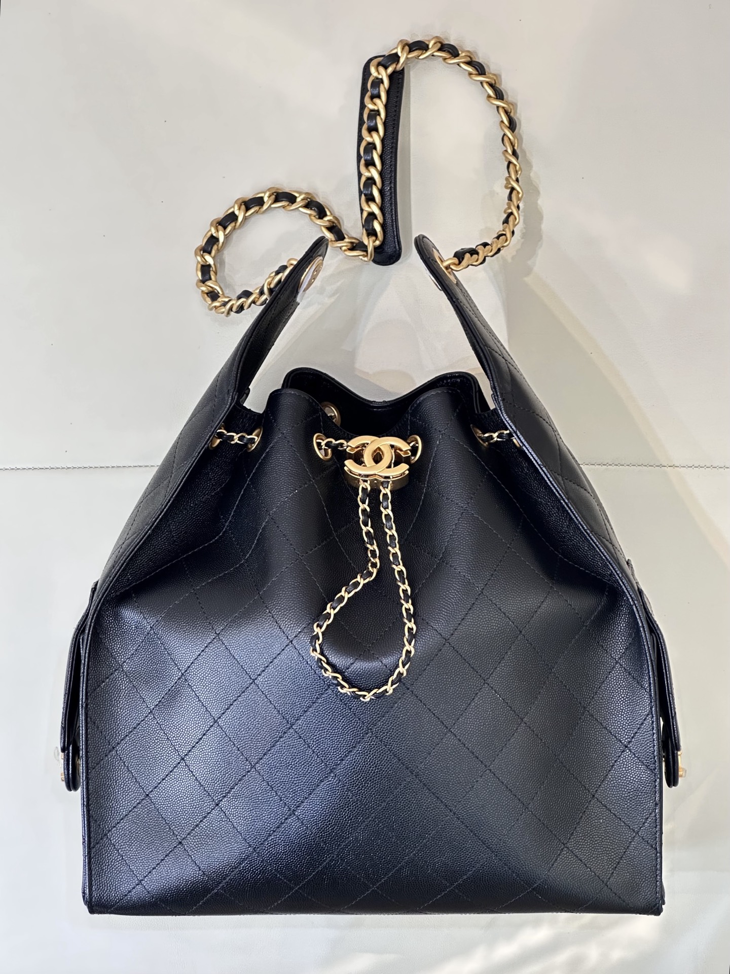 CHANEL 25C早春 マルチポケット Hobo 純正レザー ボール型シボ牛革 ラージサイズ カジュアルでリラックス感