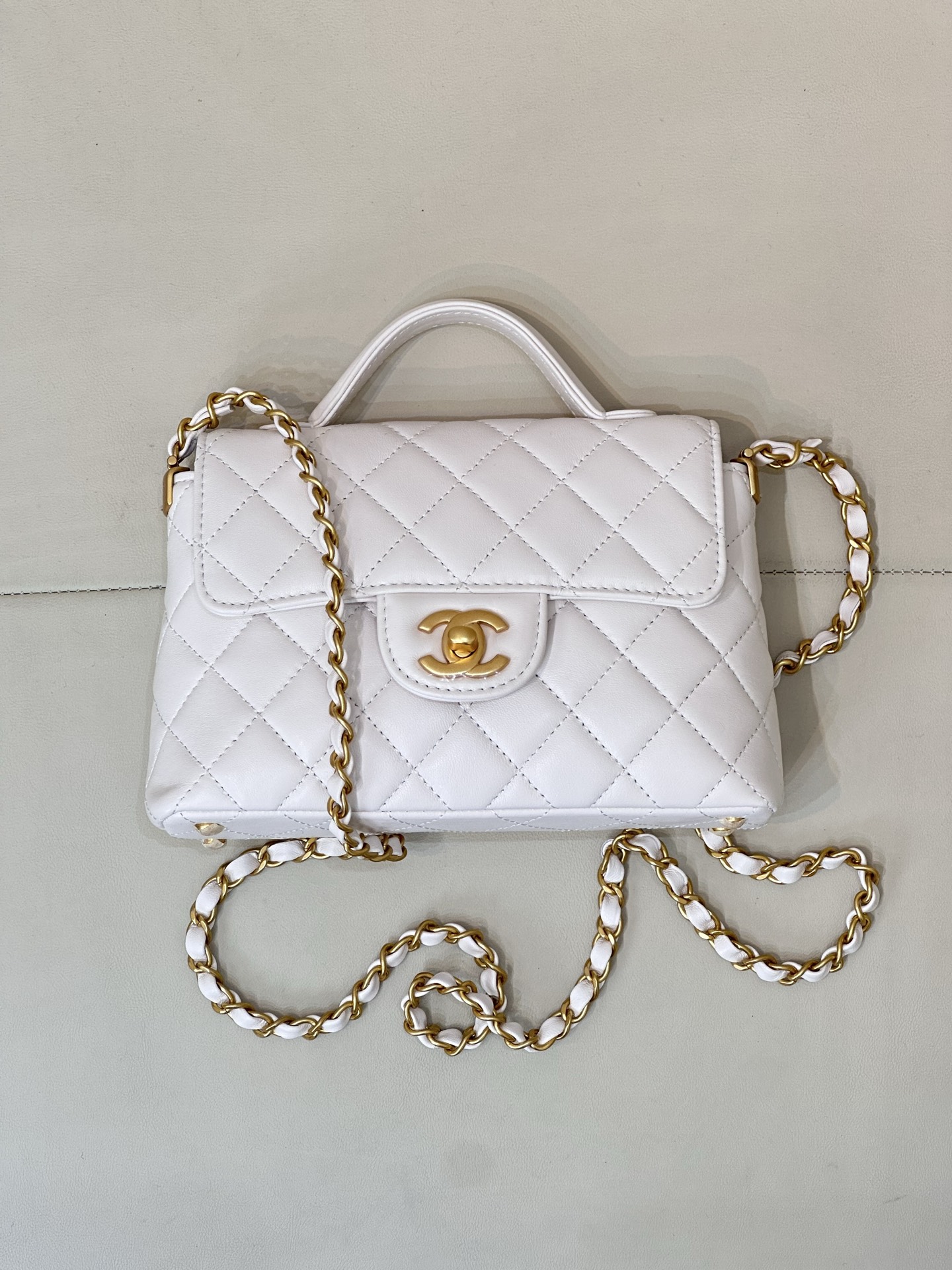 CHANEL 25P handgreep flapbag, flap met handgreep, lamsleer, double C logo, vintage luxe, catwalkmodel, ketting schouder- en crossbodytas, voor kleine mensen - topkwaliteit