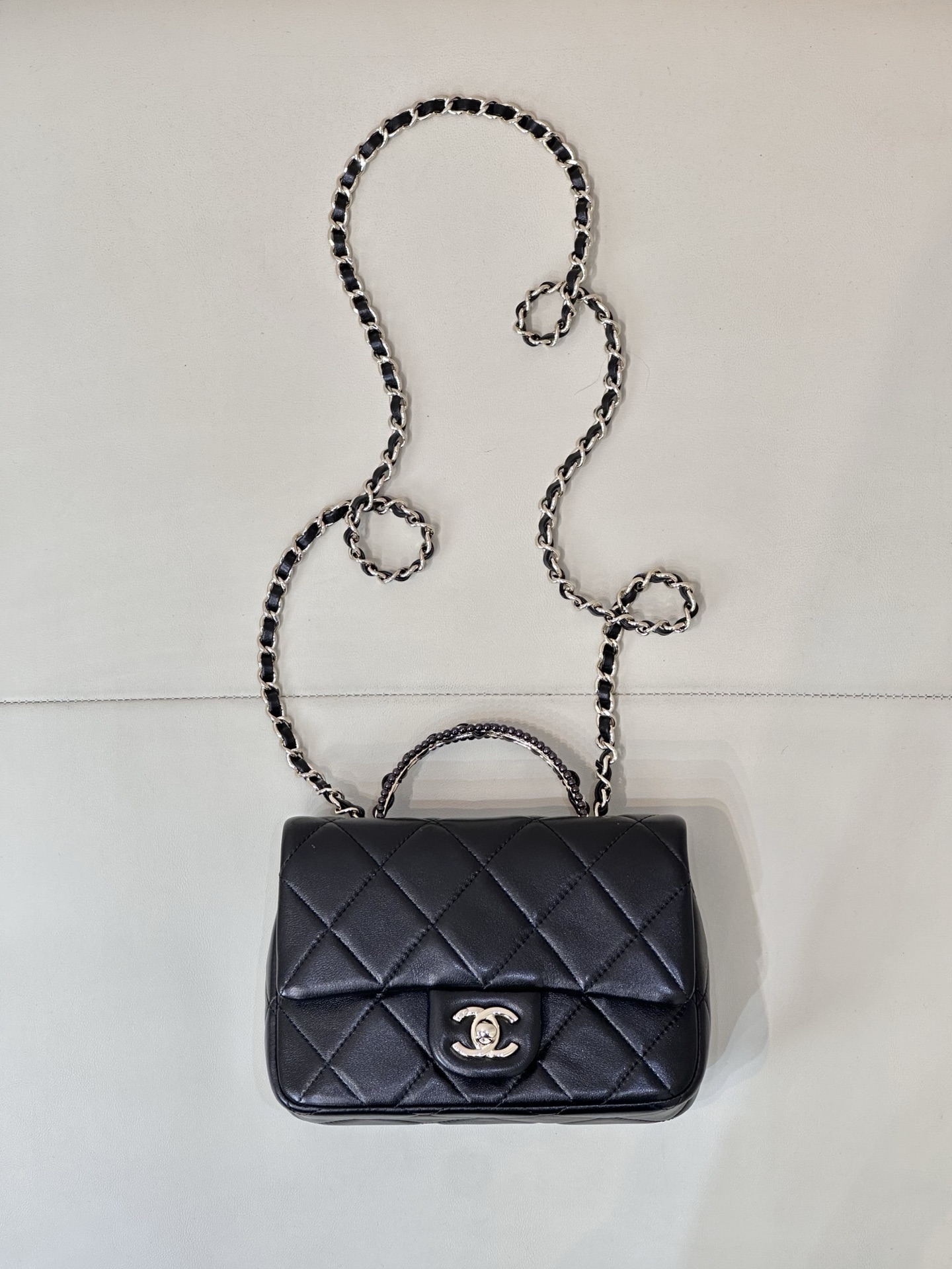 CHANEL 25P Nouveauté Sac à Rabat avec Poignée Chaîne Bracelet Agneau Matelassé Quincaillerie Dorée Clair Chaîne Perles Bracelet Épaule Bandoulière Porté Main Édition Petite Taille - Qualité Supérieure