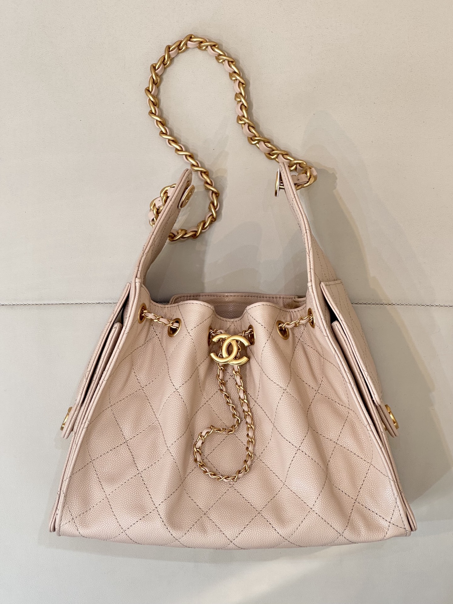 CHANEL 25C早春 マルチポケット Hobo 純正レザー ボール型シボ牛革 ミディアム カジュアルでリラックス感
