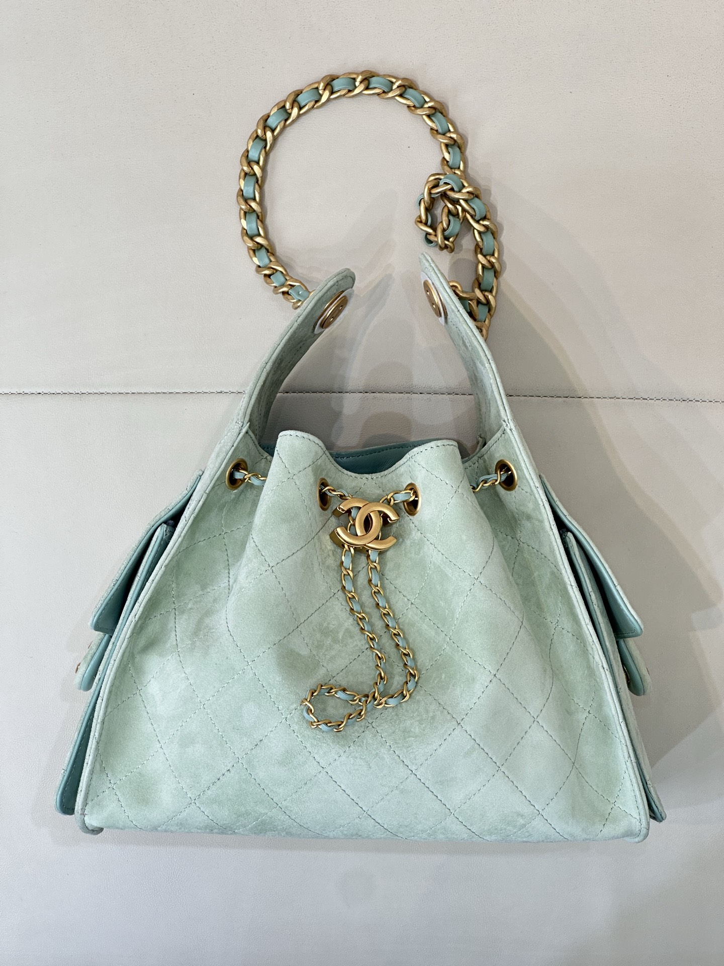 CHANEL 25C早春 マルチポケット Hobo 純正レザー ボール型シボ牛革 ミディアム カジュアルでリラックス感