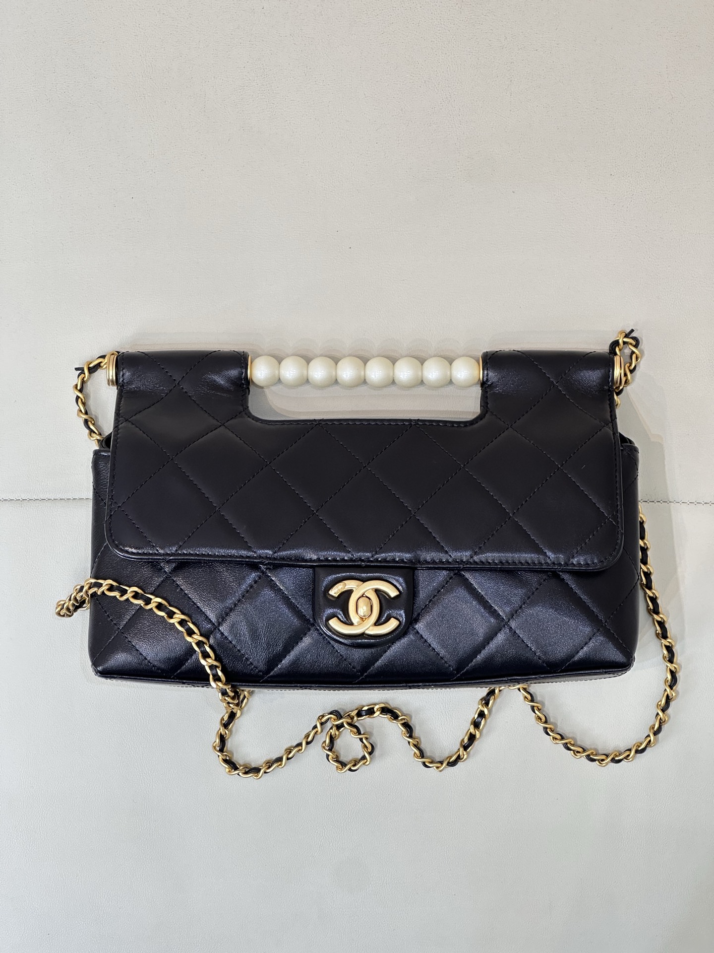 CHANEL Sac à poignée en perles, poignée en nacre, fermoir doré vieilli, noir et or, cuir cireux, bandoulière, porté main, chic, unique, style aristocratique - qualité supérieure