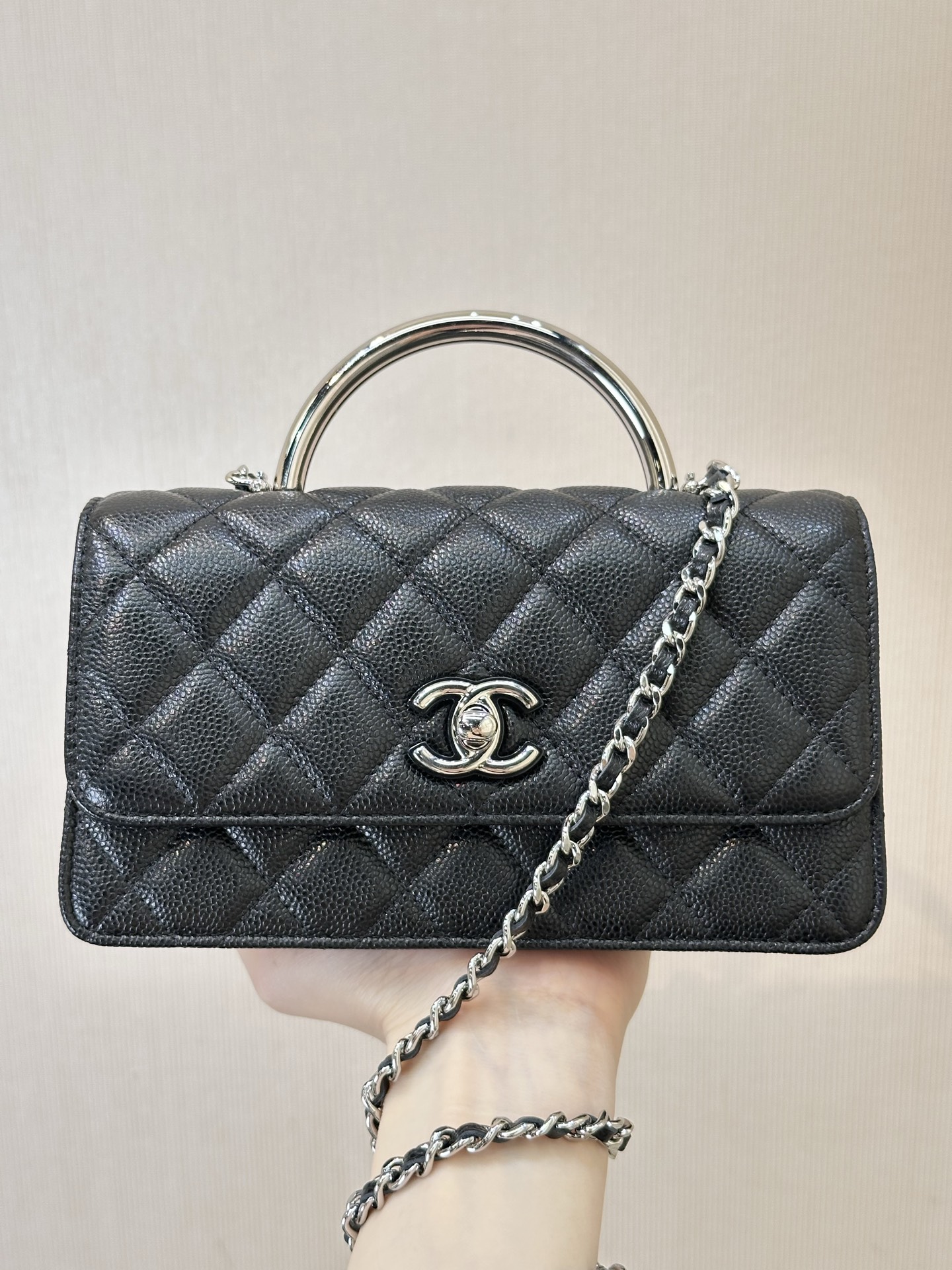 CHANEL Sac à chaîne CF avec poignée, émail, quincaillerie argentée sur cuir noir, cuir de veau grainé, doux et confortable, allure noble, raffiné et élégant, pièce focalisante - qualité supérieure