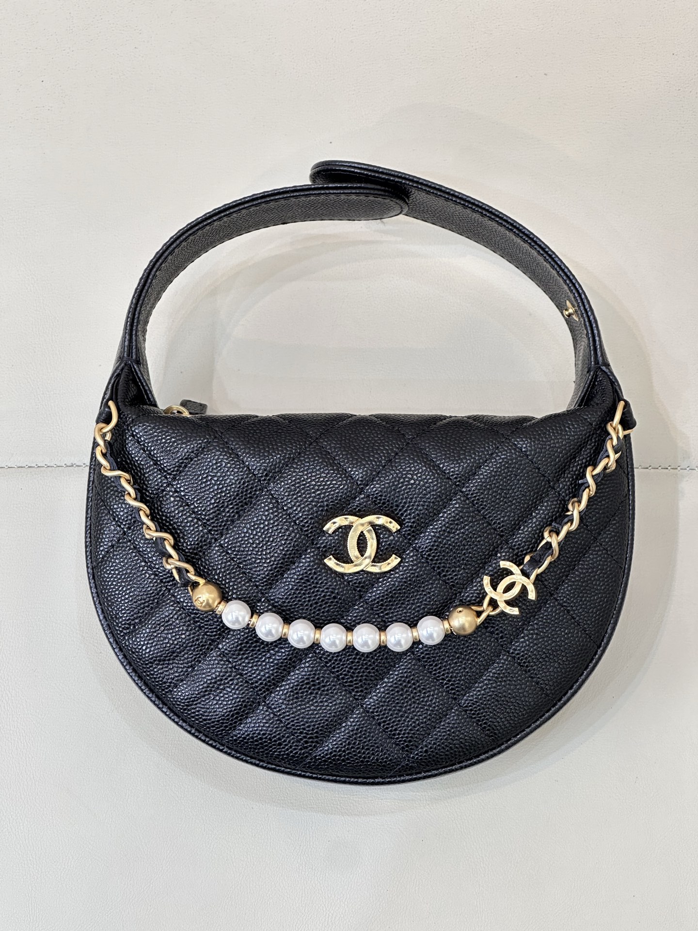 4584 ¡Ven! Hermanas, ¡echen un vistazo a este bolso hula-hoop con cadena de perlas Chane * 25s! ¡Los artículos fritos S…