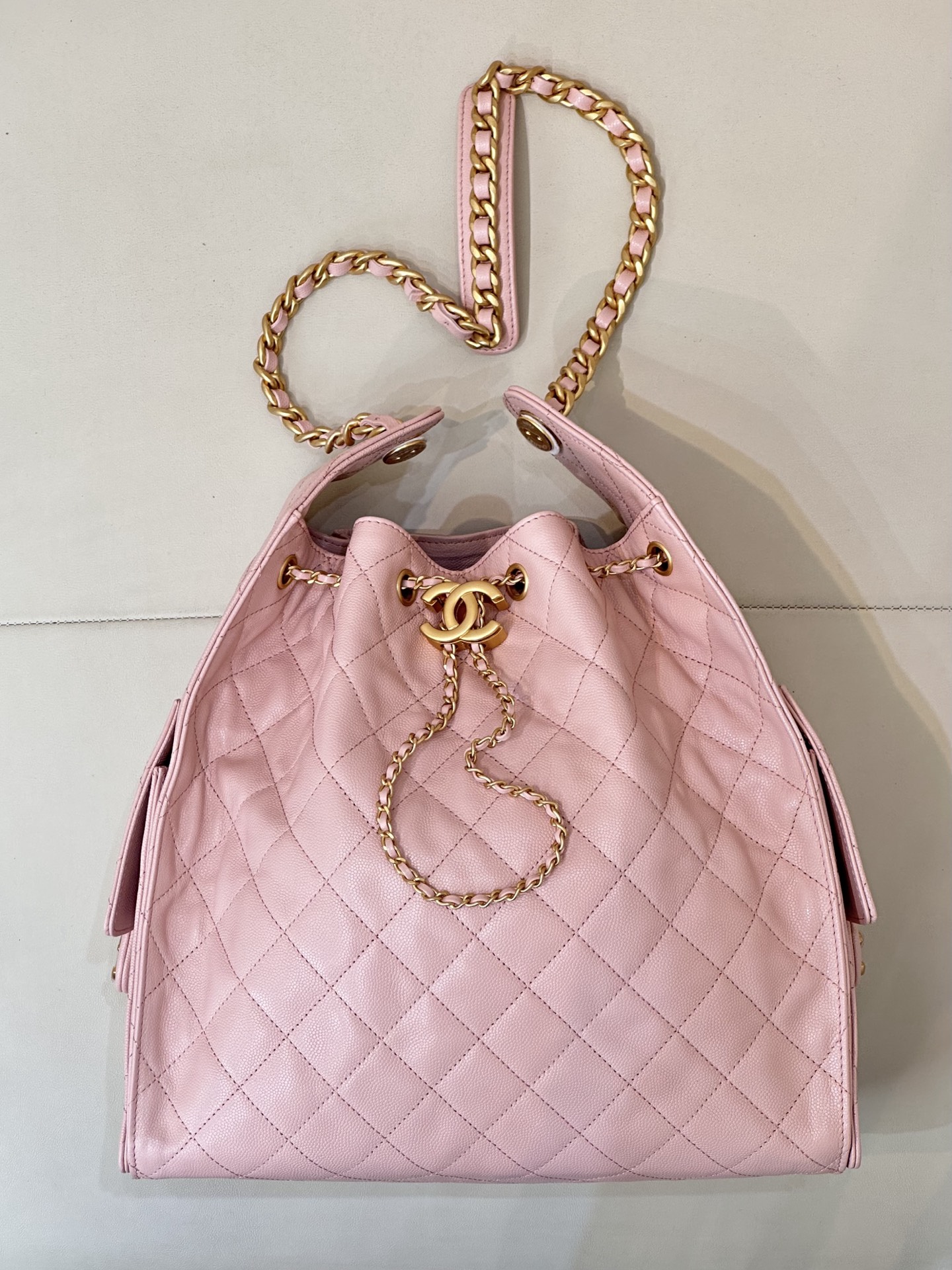 CHANEL 25C早春 マルチポケット Hobo 正規品レザー ボール型エンボスカウハイド ラージ カジュアルでリラックスした雰囲気