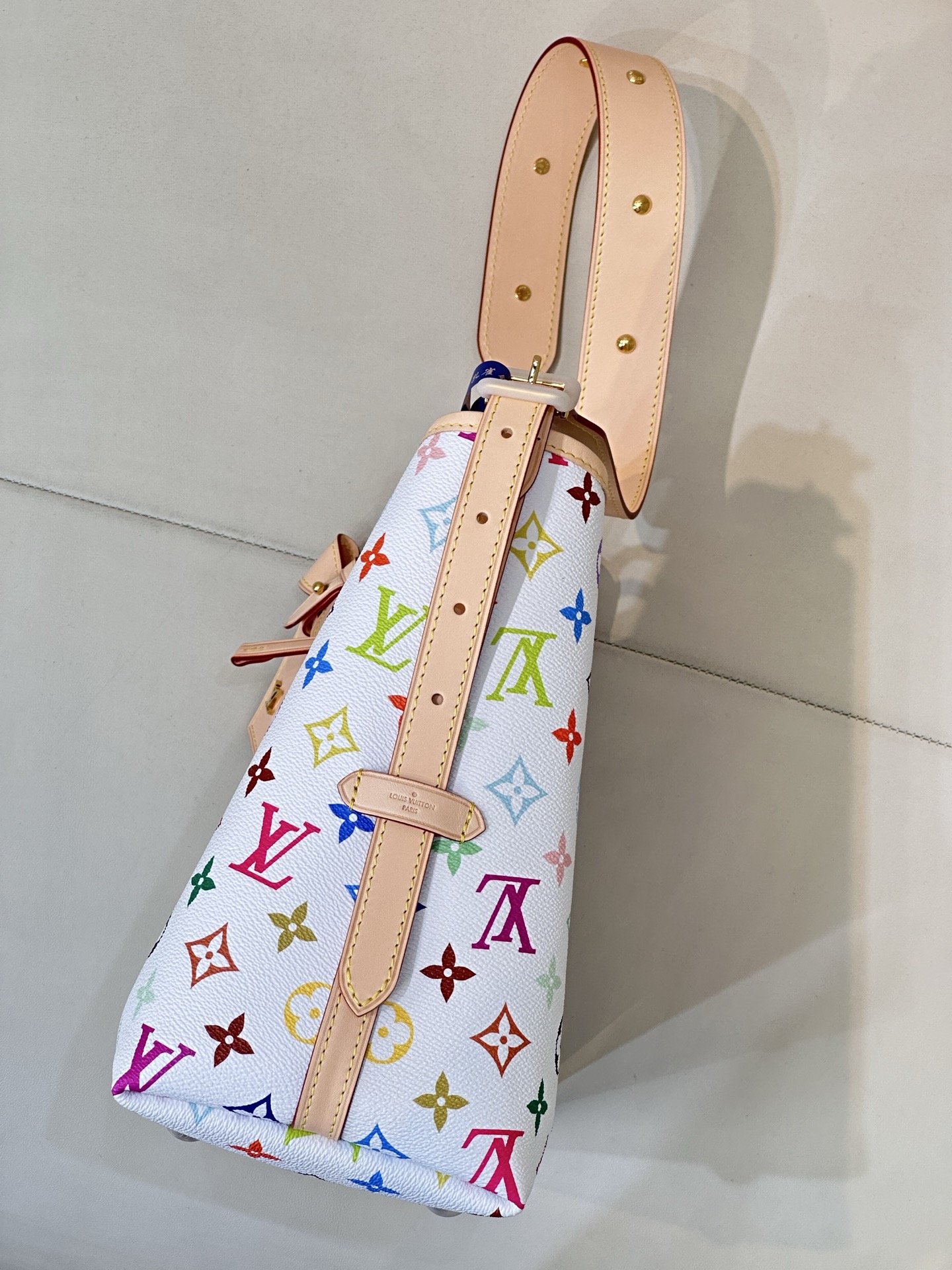 LV 白三彩Carryall 特价🉐p450 数量不多几十个清完停
动态芯片163c01
尺寸：25-31-14cm 
M13661