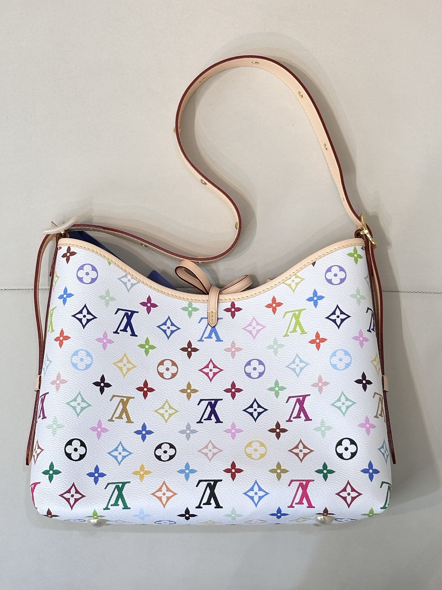 LV 白三彩Carryall 特价🉐p450 数量不多几十个清完停
动态芯片163c01
尺寸：25-31-14cm 
M13661