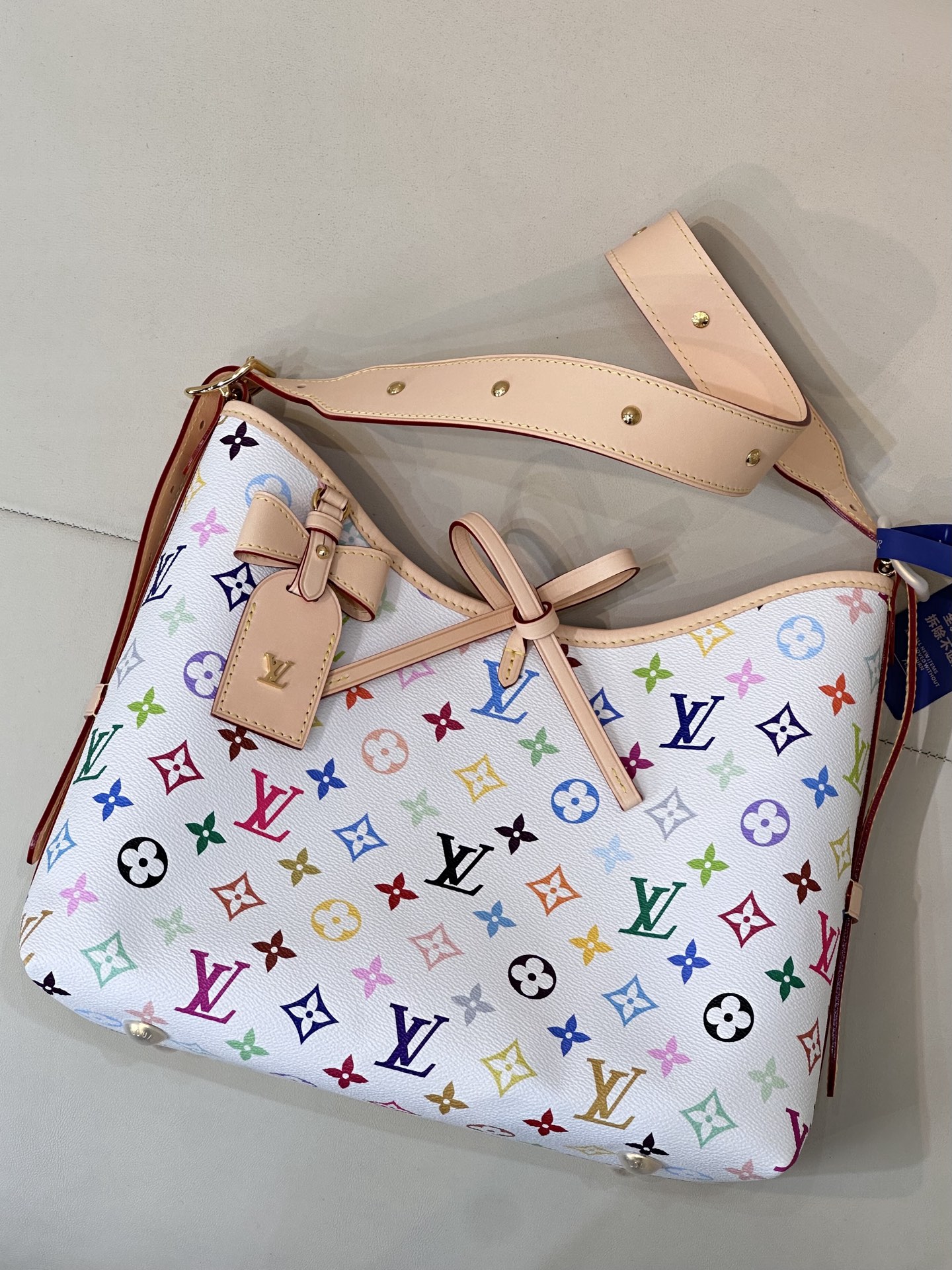 LV 白三彩Carryall 特价🉐p450 数量不多几十个清完停
动态芯片163c01
尺寸：25-31-14cm 
M13661