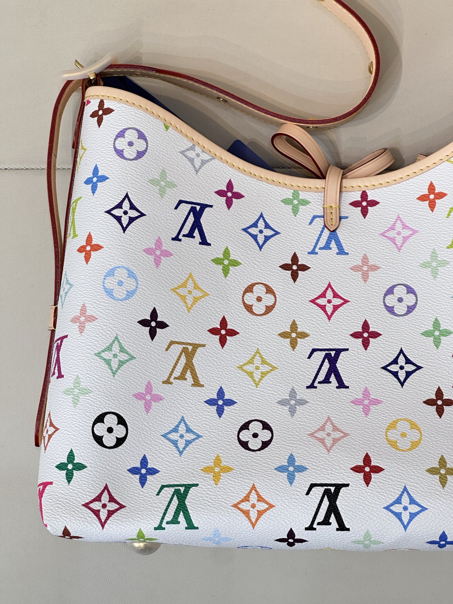 LV 白三彩Carryall 特价🉐p450 数量不多几十个清完停
动态芯片163c01
尺寸：25-31-14cm 
M13661