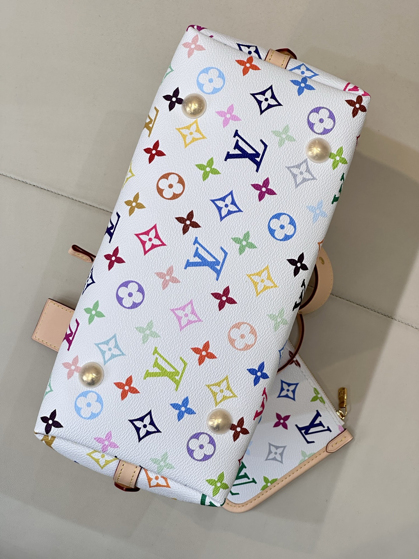LV 白三彩Carryall 特价🉐p450 数量不多几十个清完停
动态芯片163c01
尺寸：25-31-14cm 
M13661