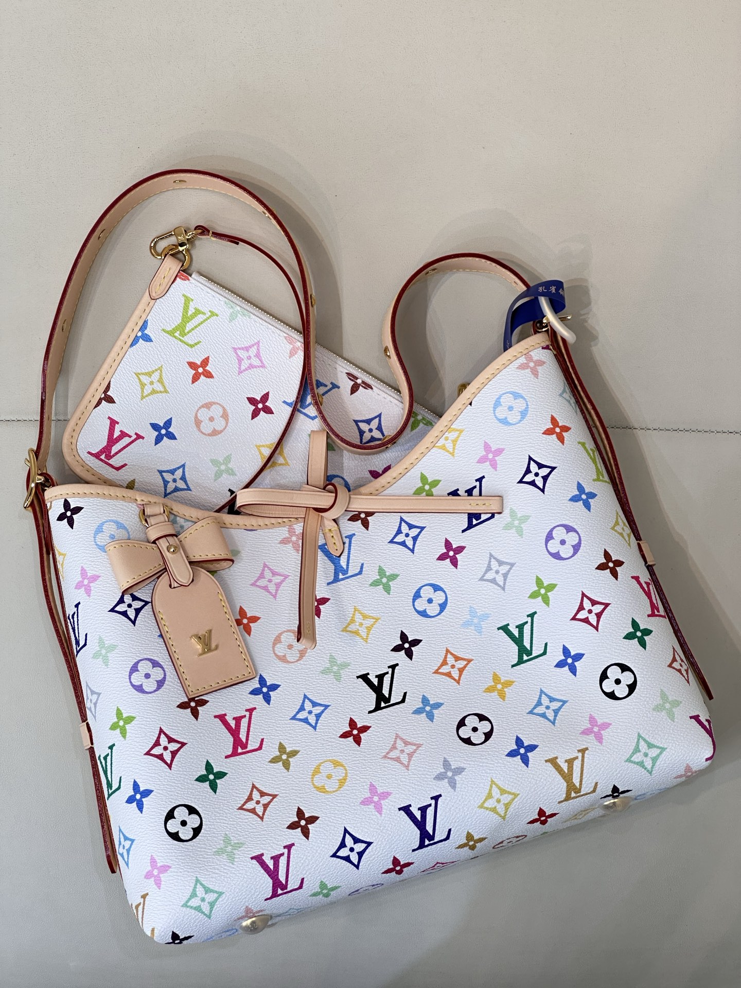 LV 白三彩Carryall 特价🉐p450 数量不多几十个清完停
动态芯片163c01
尺寸：25-31-14cm 
M13661