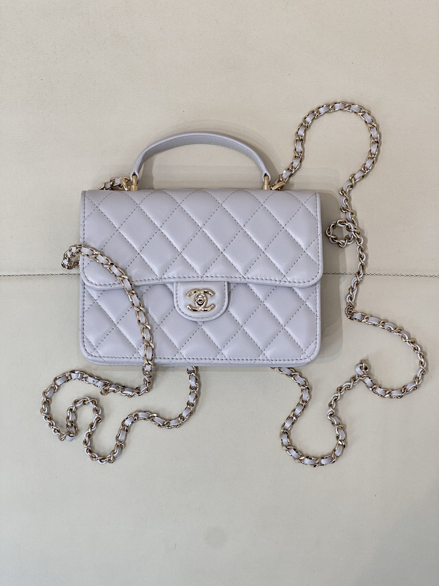 CHANEL 25P nouveau sac à dos, format carré style sacoche, sweet & cool, plusieurs façons de le porter, grande capacité, léger, clientèle haut de gamme, sac de rêve, qualité premium
