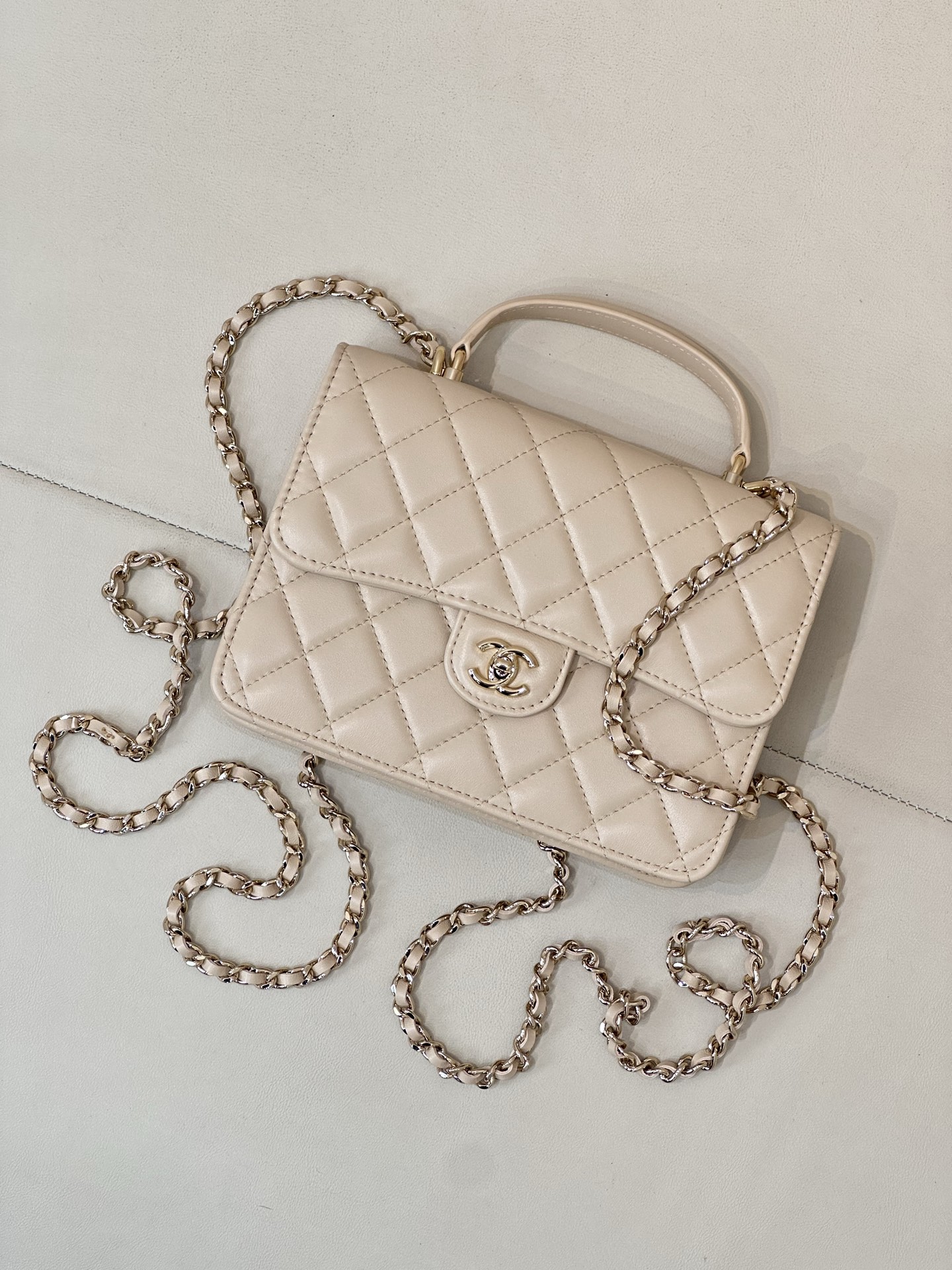 CHANEL 25P nouveau sac à dos, format carré style facteur, sweet & cool, plusieurs façons de le porter, grande capacité, léger, clientèle haut de gamme, sac de rêve, qualité supérieure