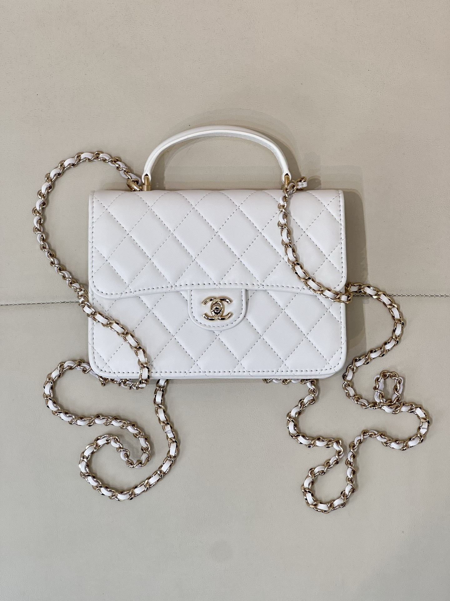 CHANEL 25P nouveau sac à dos, format carré style facteur, sweet & cool, plusieurs façons de le porter, grande capacité, léger, clientèle haut de gamme, sac de rêve, qualité premium