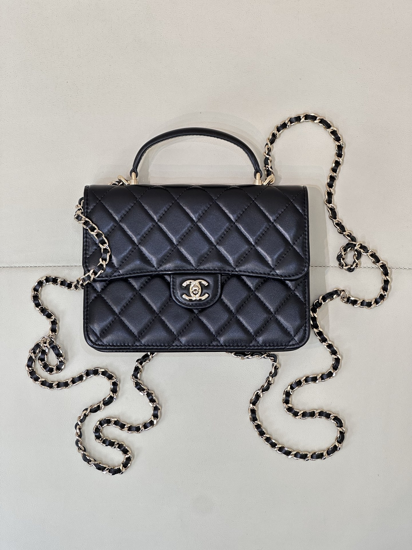 CHANEL 25P nouveau sac à dos, format carré style facteur, sweet & cool, plusieurs façons de le porter, grande capacité, léger, clientèle haut de gamme, sac de rêve, qualité premium