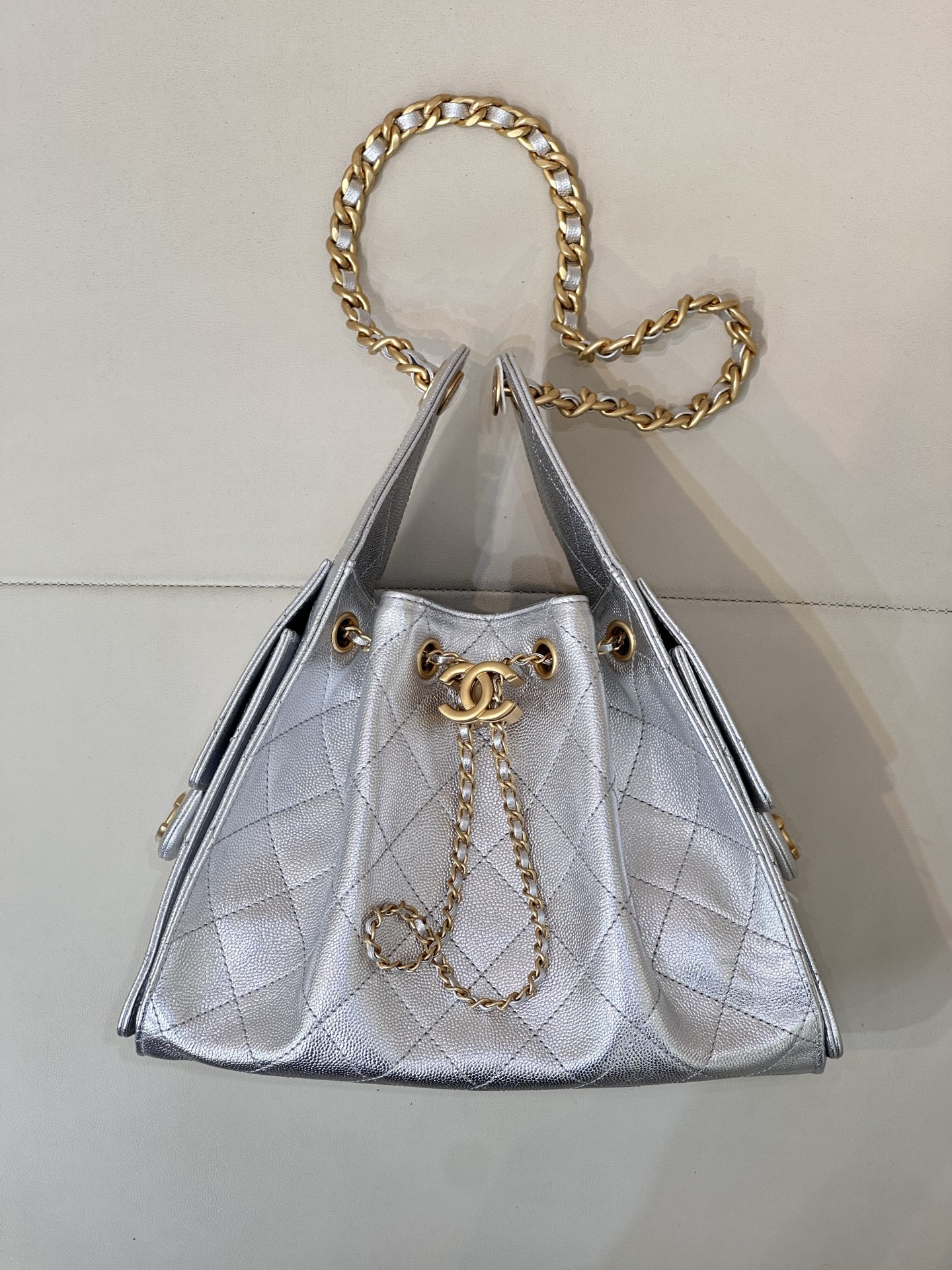 CHANEL 25C早春 マルチポケット Hobo 純正レザー ボール型シボ牛革 ミディアム カジュアルでリラックス感