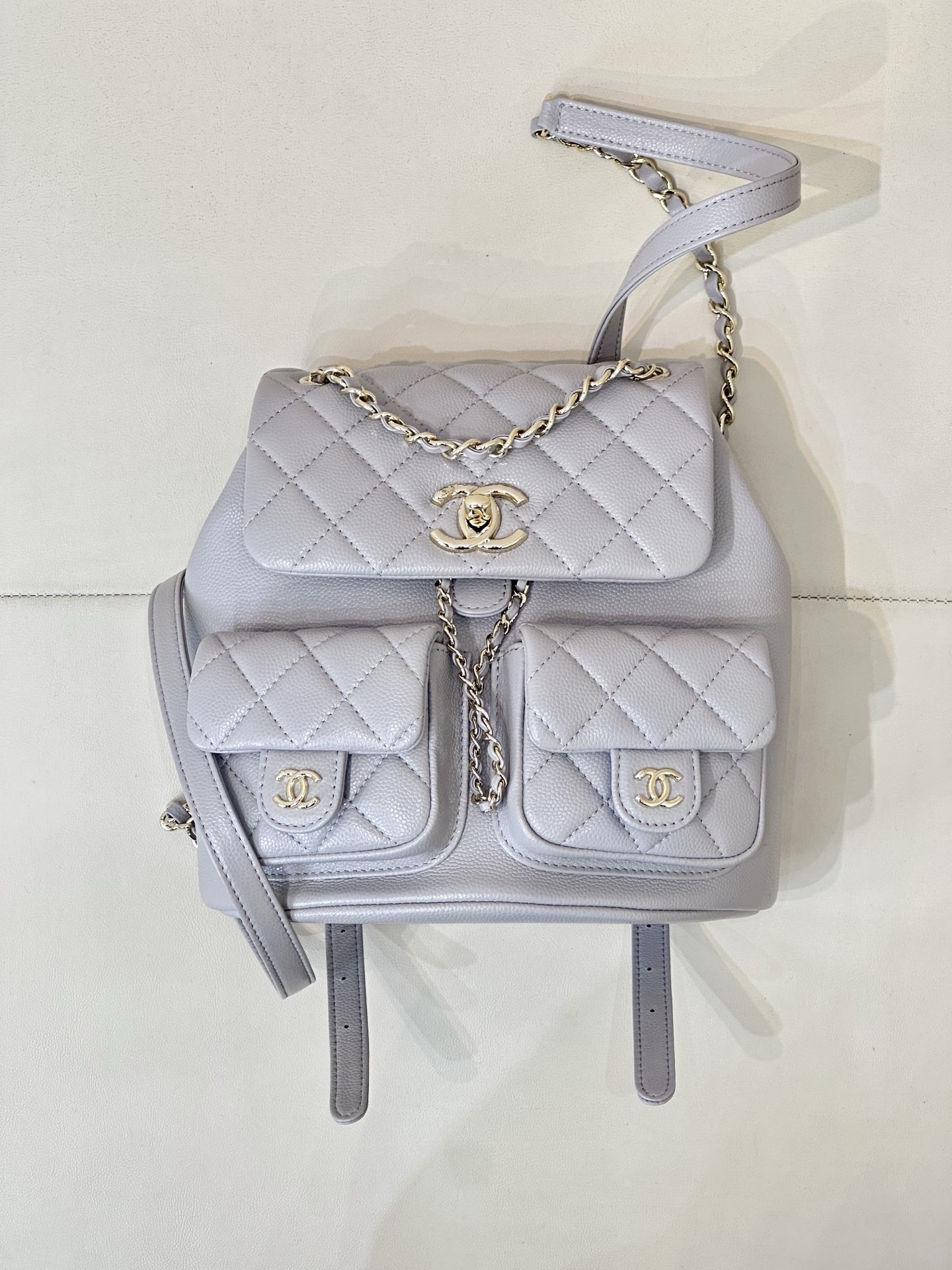CHANEL Duma 개구리 백 체인 백팩 3포켓 더블C 로고 드로스트링 클로저 조절 가능한 체인 입체적인 실루엣 데일리 매치 - 최상급 품질