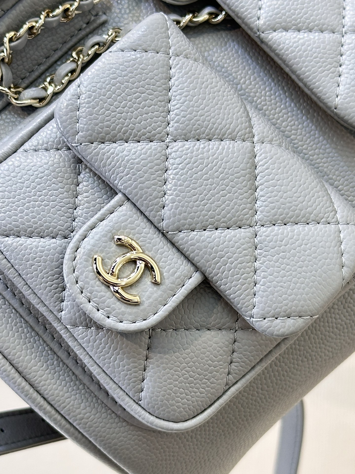 Elegant Quilted Backpack Crafted with Caviar Leather and Chain Detail 3 i1744873159543 6442 0 1