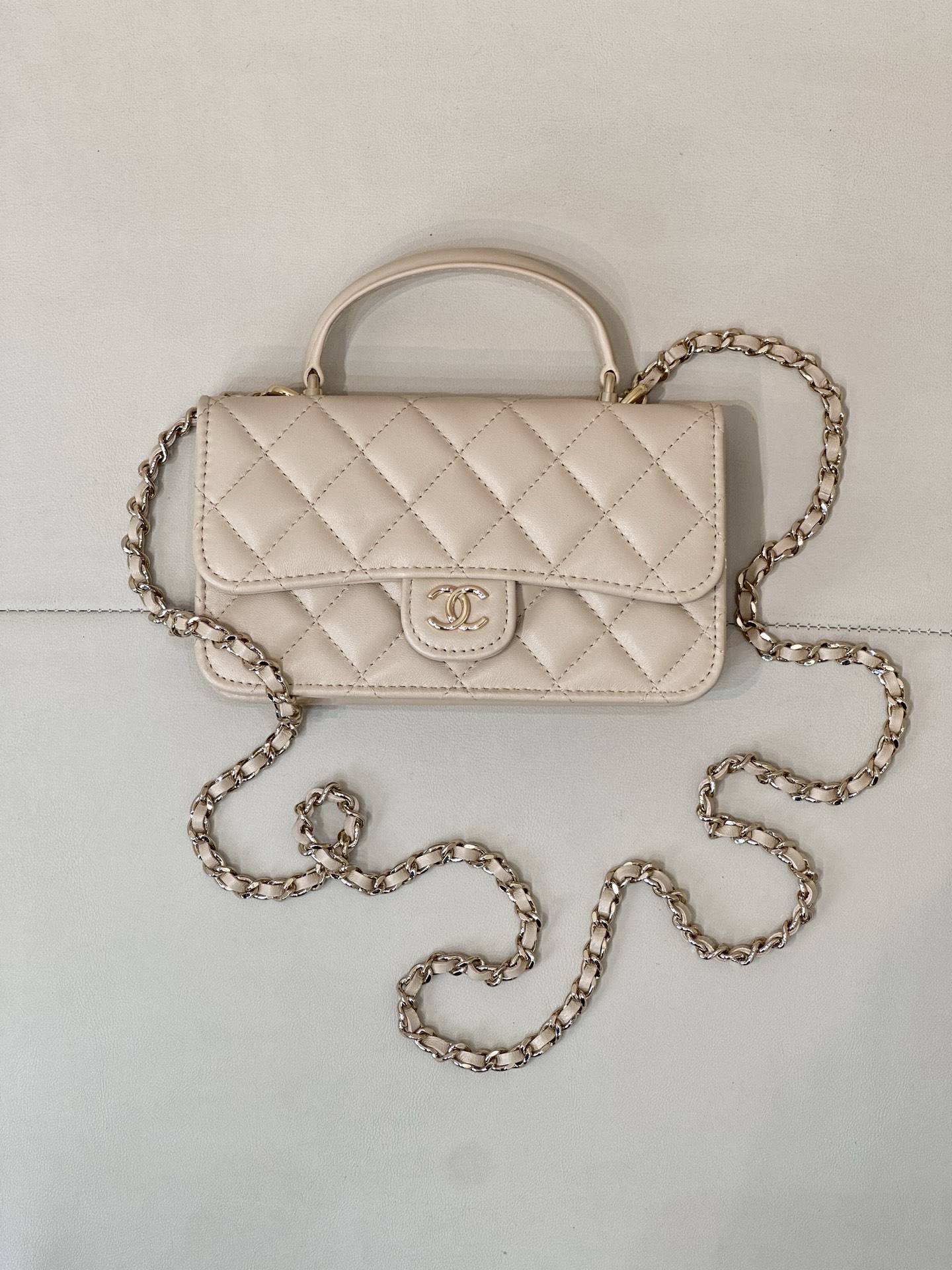 Sac WOC CHANEL avec poignée, poignée chaîne, agneau, matelassé, compact et raffiné, polyvalent, attrayant, modèle populaire, ancien canal - qualité supérieure