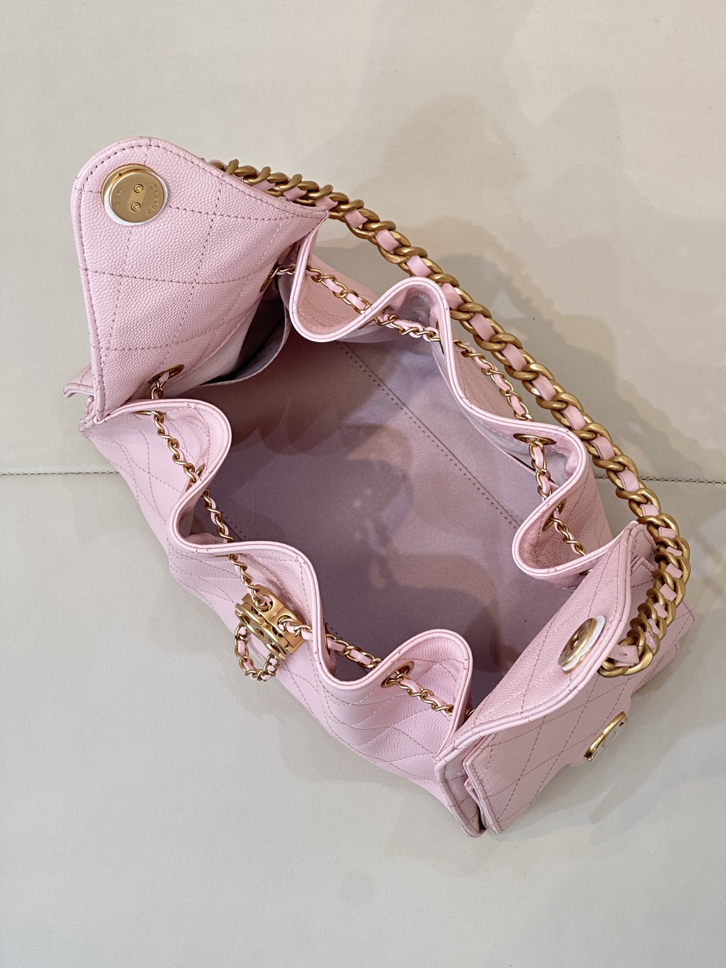 Elegant Bucket Bag with Chain Straps and Exterior Pockets - Spacious Interior 5 i1745231121326 3044 0 6