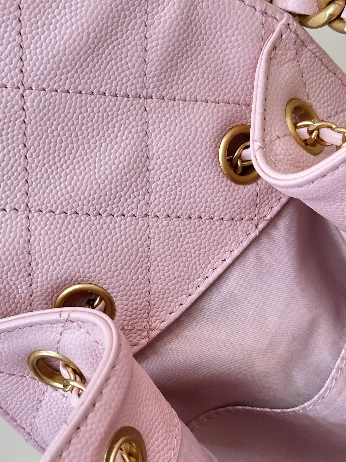Elegant Bucket Bag with Chain Straps and Exterior Pockets - Spacious Interior 7 i1745231215834 9580 0 6