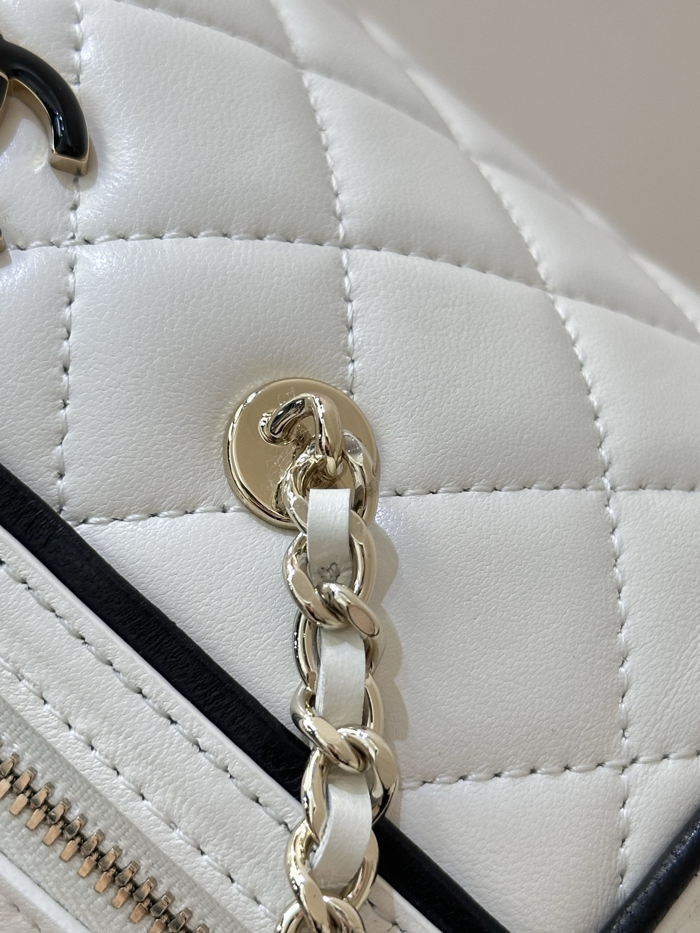 Chanel White Quilted Leather Round Shoulder Bag with Chain Strap 4 i1745231383148 130 0 2