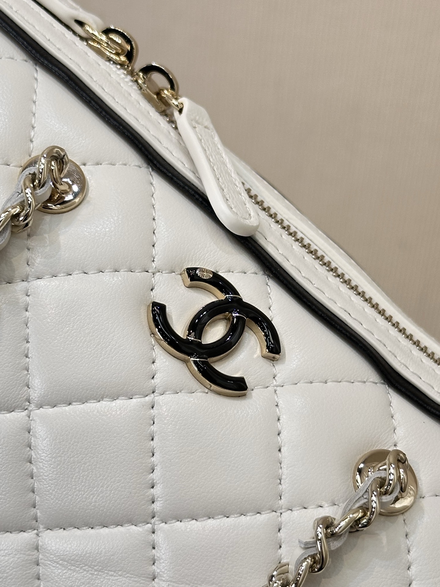 Chanel White Quilted Leather Round Shoulder Bag with Chain Strap 9 i1745231383191 5037 0 7