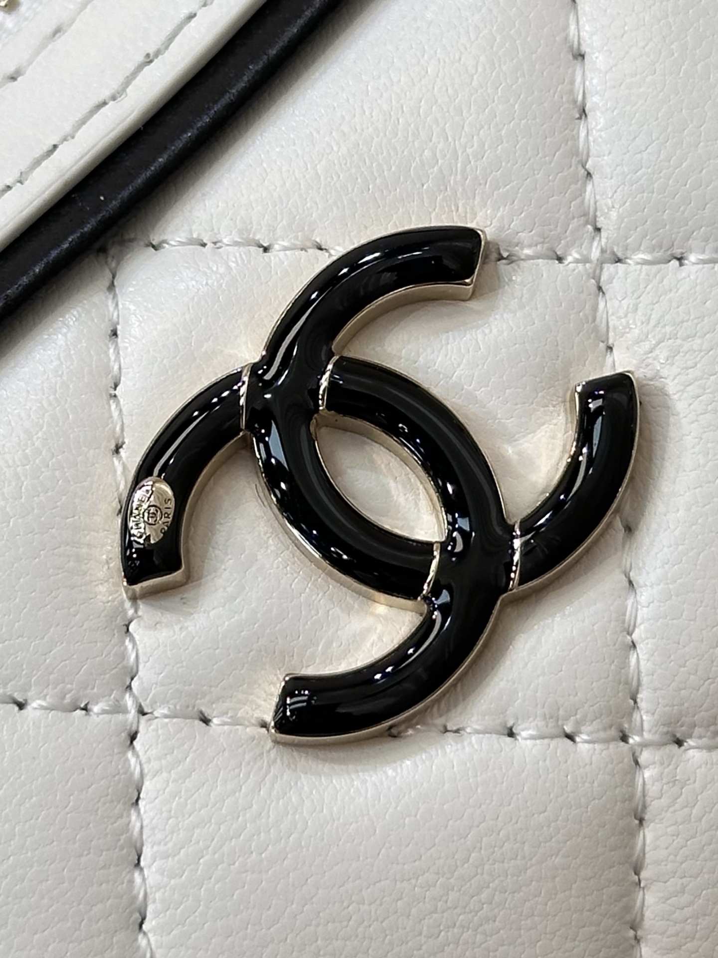Chanel White Quilted Leather Round Shoulder Bag with Chain Strap 3 i1745231384019 3421 0 1