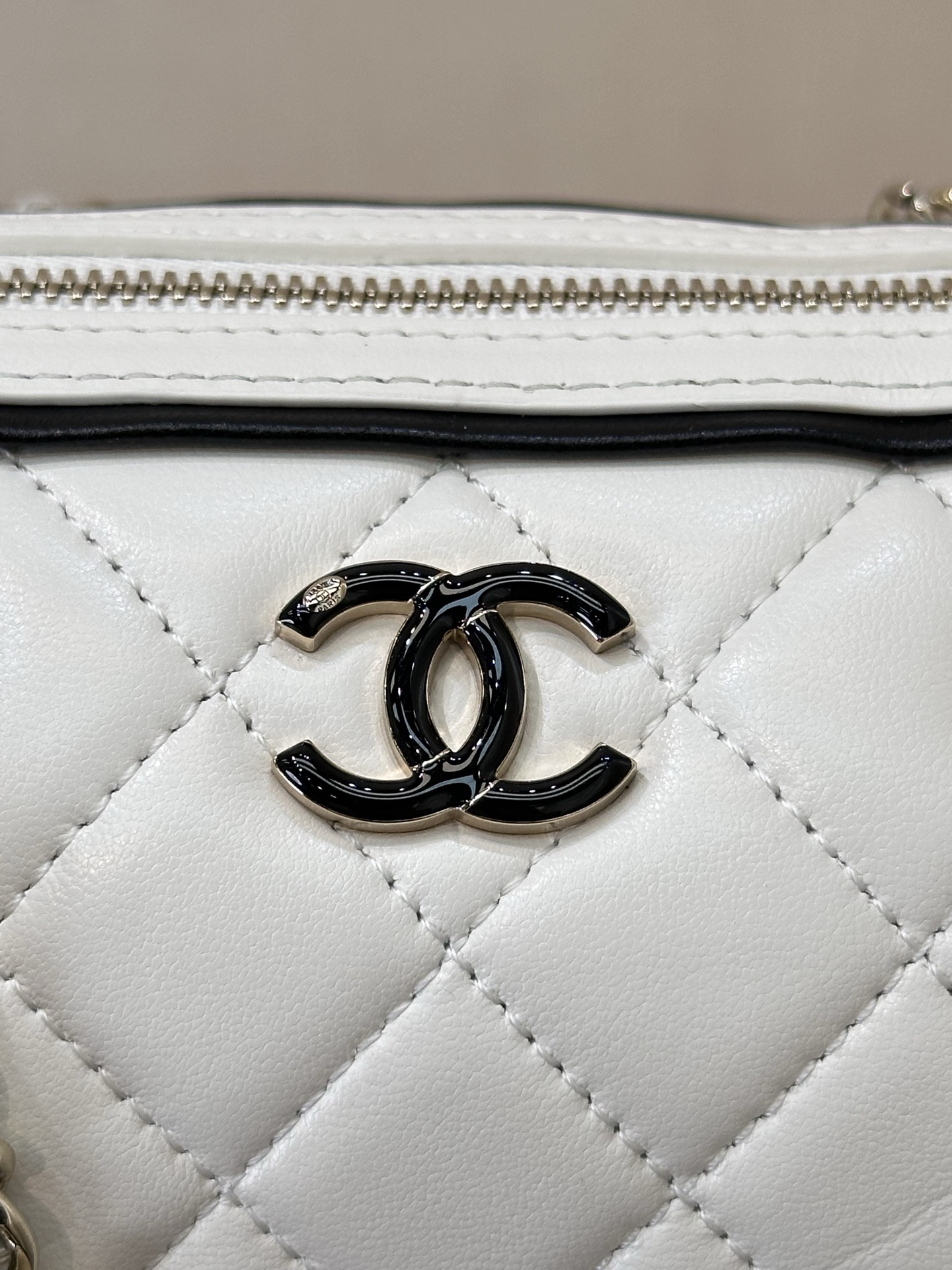 Chanel White Quilted Leather Round Shoulder Bag with Chain Strap 2 i1745231384088 9107 0 0