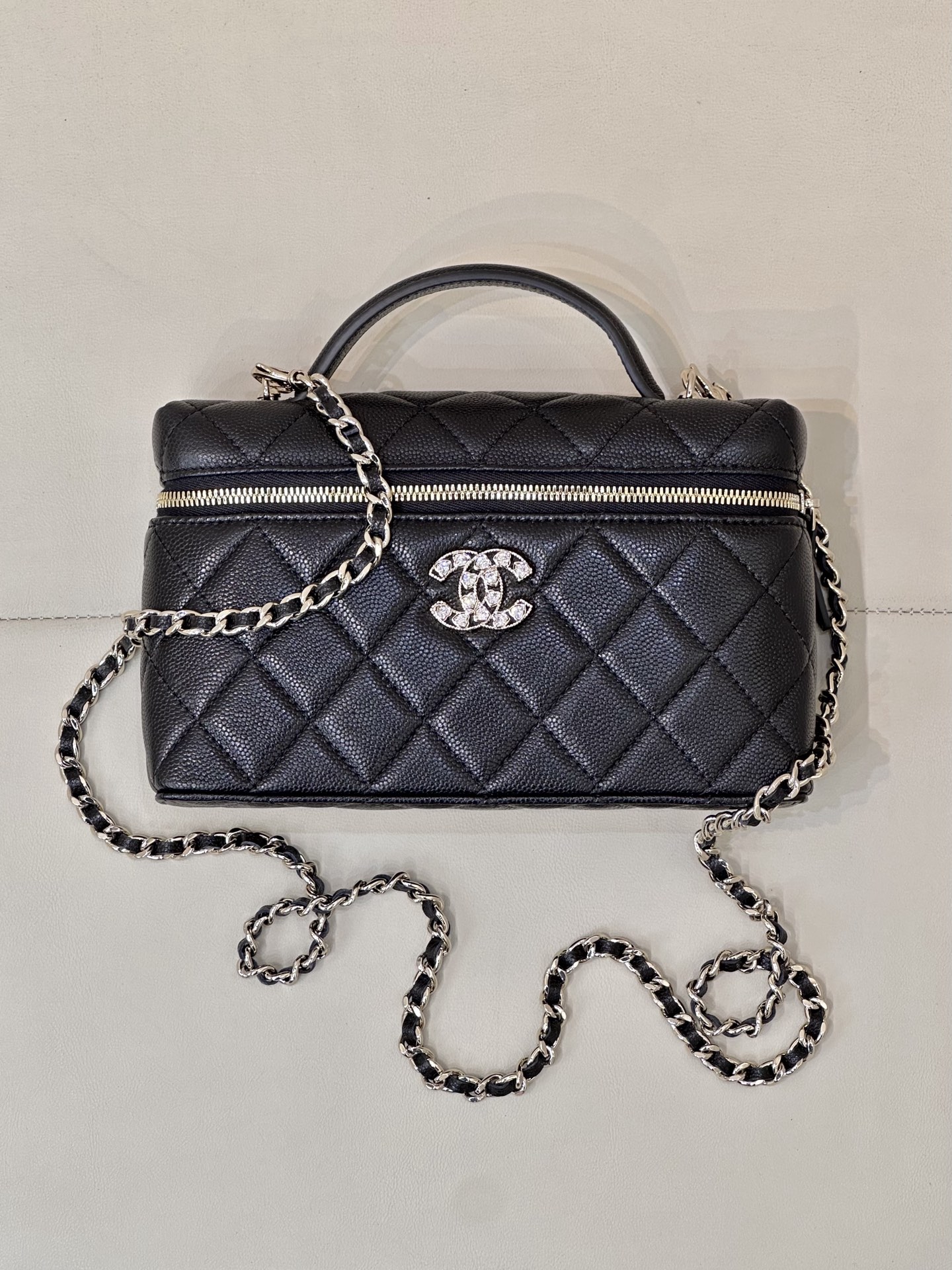 CHANEL 25P Sac lunch LP avec fermoir cœur en strass, matelassé caviar, chaîne en cuir amovible, porté main ou épaule, luxueux - qualité supérieure