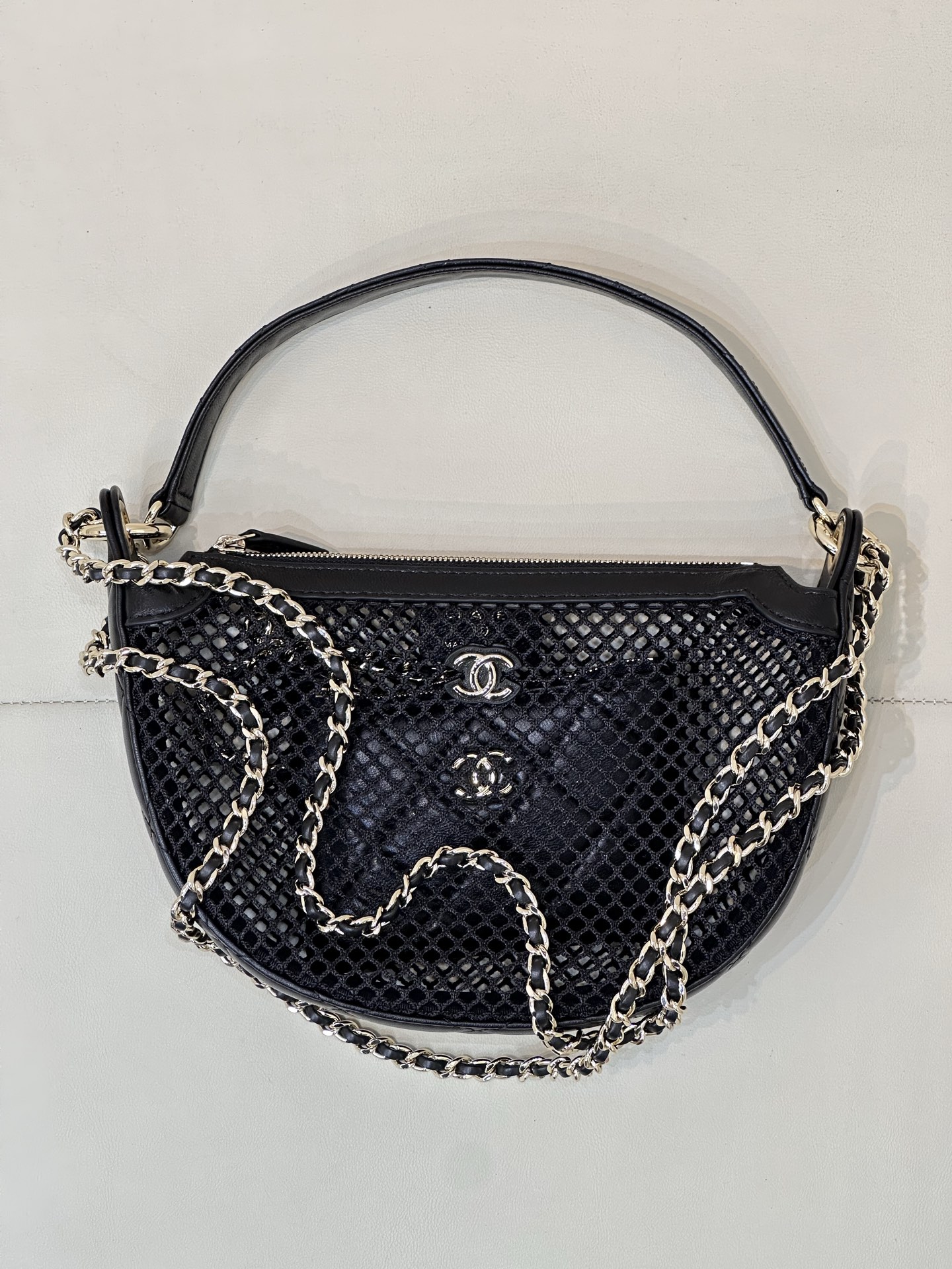CHANEL 25ss сеткавая сумка-паўмесяц, форма месяца, рамбічная сцёбка, ажурная сетка, чатыры спосабы нашэння, здымны картрымальнік, летні лімітаваны выпуск — найвышэйшая якасць